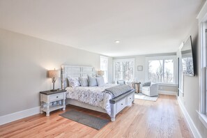 5 bedrooms, iron/ironing board, WiFi, bed sheets