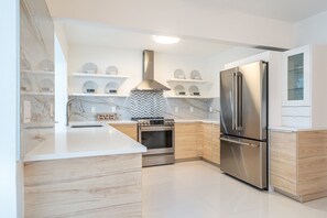 Fridge, microwave, oven, stovetop - Casa Maria-3 Bedroom-2 Bath for 6 Guests-Waterfront-Heated Pool-Near Beaches (Pompano Beach)