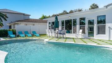 Piscine chauffée, chaises longues