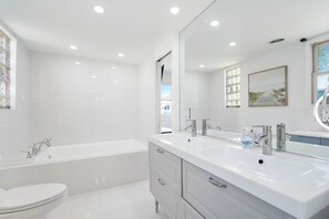 Bathtub, hair dryer, towels, soap - 4/5 for 8, Steps to Beach-Jacuzzi, Furnished Patio (Hollywood)