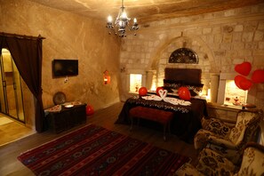 Sofa Oda / Sofa Room | 저자극성 침구, 미니바, 각각 다른 스타일의 인테리어, 각각 다르게 가구 비치