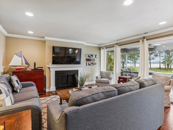 TV, fireplace