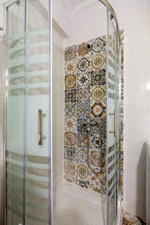 Apartment | Bathroom | Shower, free toiletries, hair dryer, towels