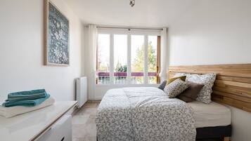 3 slaapkamers, een strijkplank/strijkijzer, gratis wifi, beddengoed