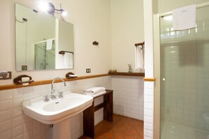 Douche, sèche-cheveux, bidet, serviettes fournies