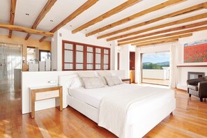 5 habitaciones, tabla de planchar con plancha y cuna de viaje 