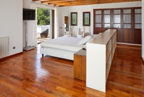 5 habitaciones, tabla de planchar con plancha y cuna de viaje 