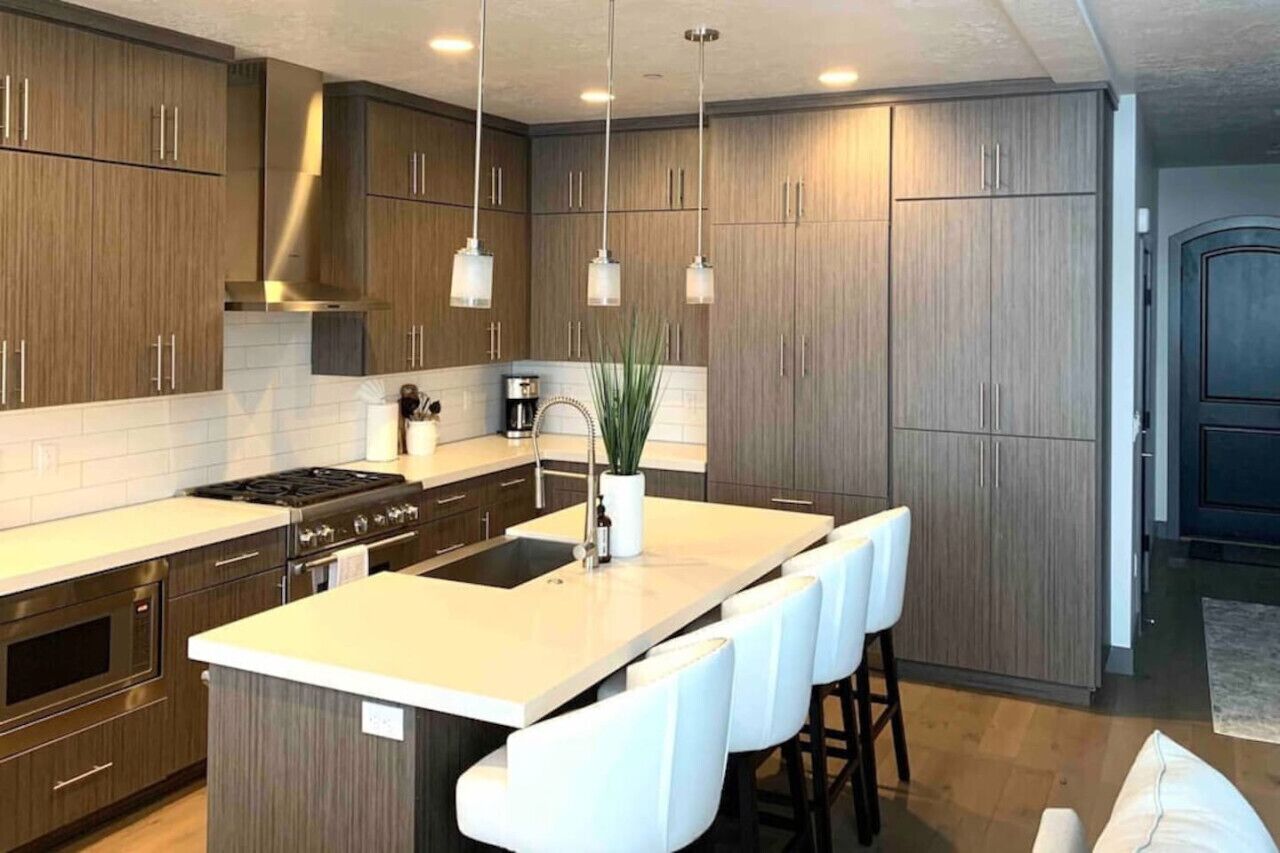 冷蔵庫、電子レンジ、オーブン、コンロ