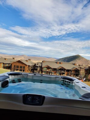 Bañera de hidromasaje al aire libre