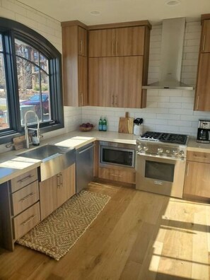 Frigorifero, microonde, forno, piano cottura