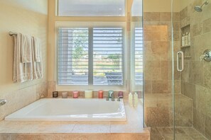 Combined shower/tub, jetted tub, hair dryer, towels