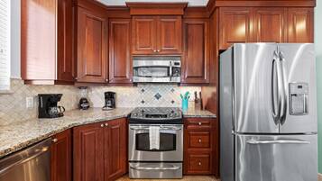 House, Multiple Beds (Changes in Attitude) | Private kitchen | Fridge, microwave, oven, toaster