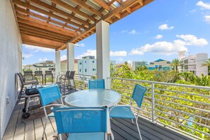 House, Multiple Beds (Changes in Attitude) | Outdoor dining - A Somewhere is Here by Beachside Management  (Siesta Key)