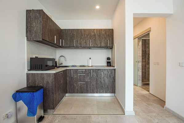 雪櫃、微波爐、焗爐、爐具