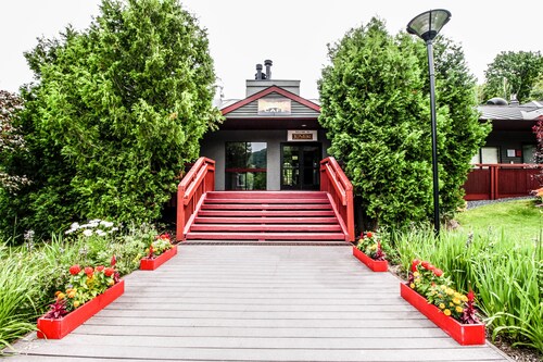 Ski-in/out condo with  pool, hot tub, sauna & fast WiFi