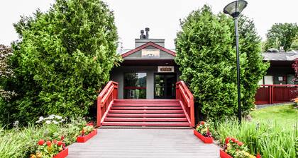 Ski-in/out condo with pool, hot tub, sauna & fast WiFi