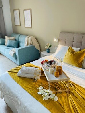 Een kluis op de kamer, een strijkplank/strijkijzer, reisbedje