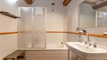 Badewanne, Haartrockner, Bidet, HandtĂŒcher