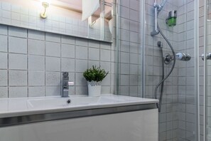 Douche, articles de toilette gratuits, sèche-cheveux, chaussons