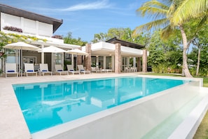 Outdoor pool, pool umbrellas, pool loungers - Luxury villa at Puntacana Resort & Club (Punta Cana)