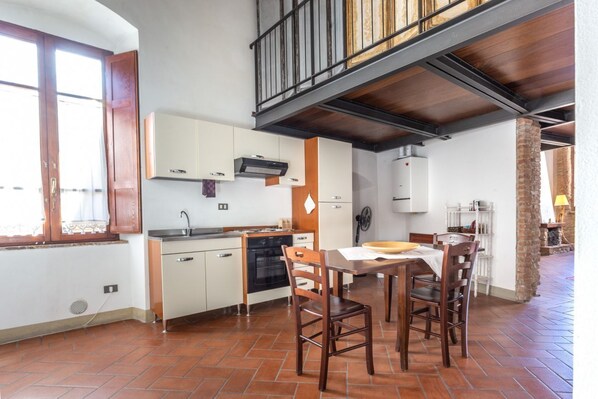 Fridge, oven, stovetop, coffee/tea maker