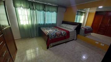 2 bilik tidur, langsir/tirai gelap terus, cadar katil