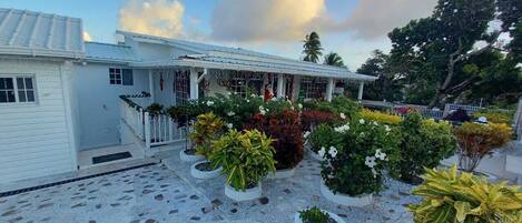 2 habitaciones, cortinas blackout y ropa de cama