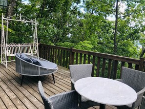 Outdoor dining - New Breathtaking Catskill Retreat with Views and Hot Tub, The Nest Retreat in Woodstock Catskill (Glenford)