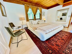 2 bedrooms, iron/ironing board, WiFi, bed sheets - New Breathtaking Catskill Retreat with Views and Hot Tub, The Nest Retreat in Woodstock Catskill (Glenford)