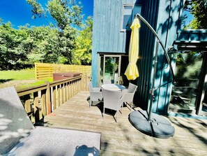 Outdoor dining - New Breathtaking Catskill Retreat with Views and Hot Tub, The Nest Retreat in Woodstock Catskill (Glenford)