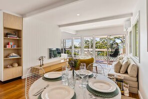 Dining - Seaviews Little Cove Beach Noosa 2BR 200m to beach (Noosa Heads)