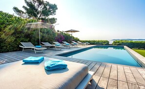 Una piscina al aire libre, una piscina climatizada