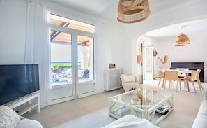 Una Smart TV, una chimenea, una mesa de tenis de mesa