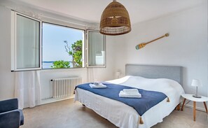 5 bedrooms, iron/ironing board, free WiFi, bed sheets - CENTRAL renovated VILLA... so CLOSE to the SEA ! (Sainte-Maxime)