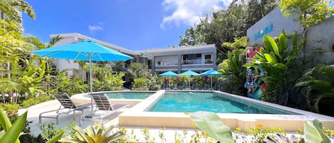 Una piscina al aire libre