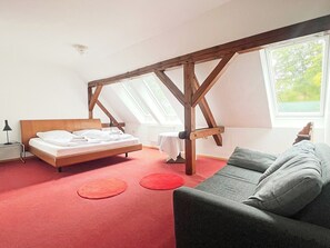 6 bedrooms, iron/ironing board, WiFi, bed sheets