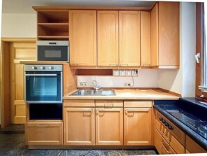 Mikrobølgeovn, ovn og kokeplater