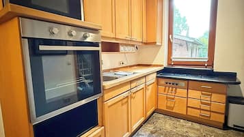 Microondas, horno y placa de cocina