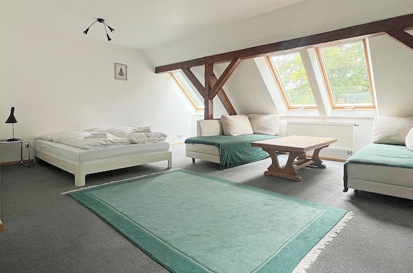 6 bedrooms, iron/ironing board, WiFi, bed sheets