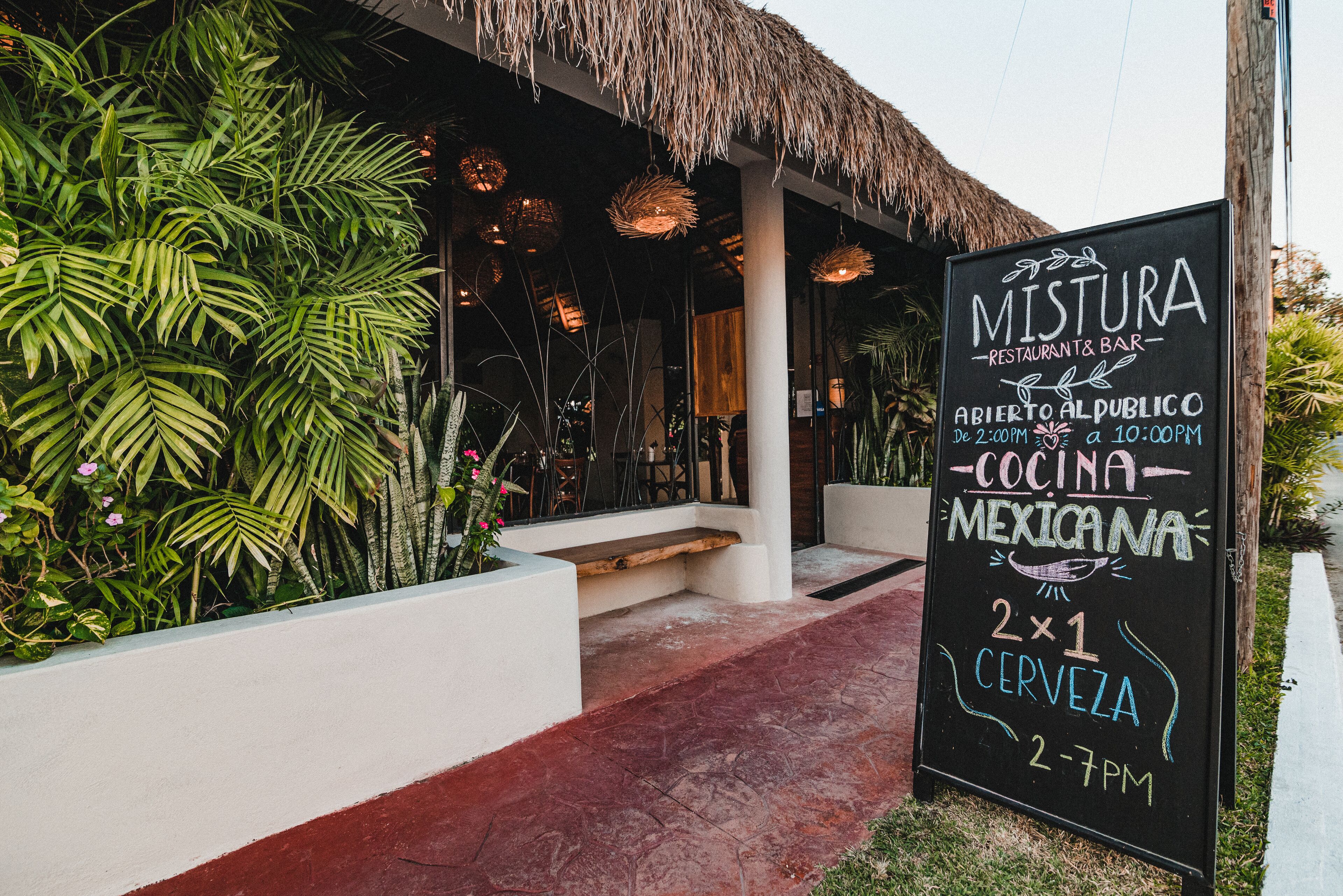 Un letrero de restaurante con la leyenda 'MISTURA RESTAURANT & BAR' y 'COCINA MEXICANA'.