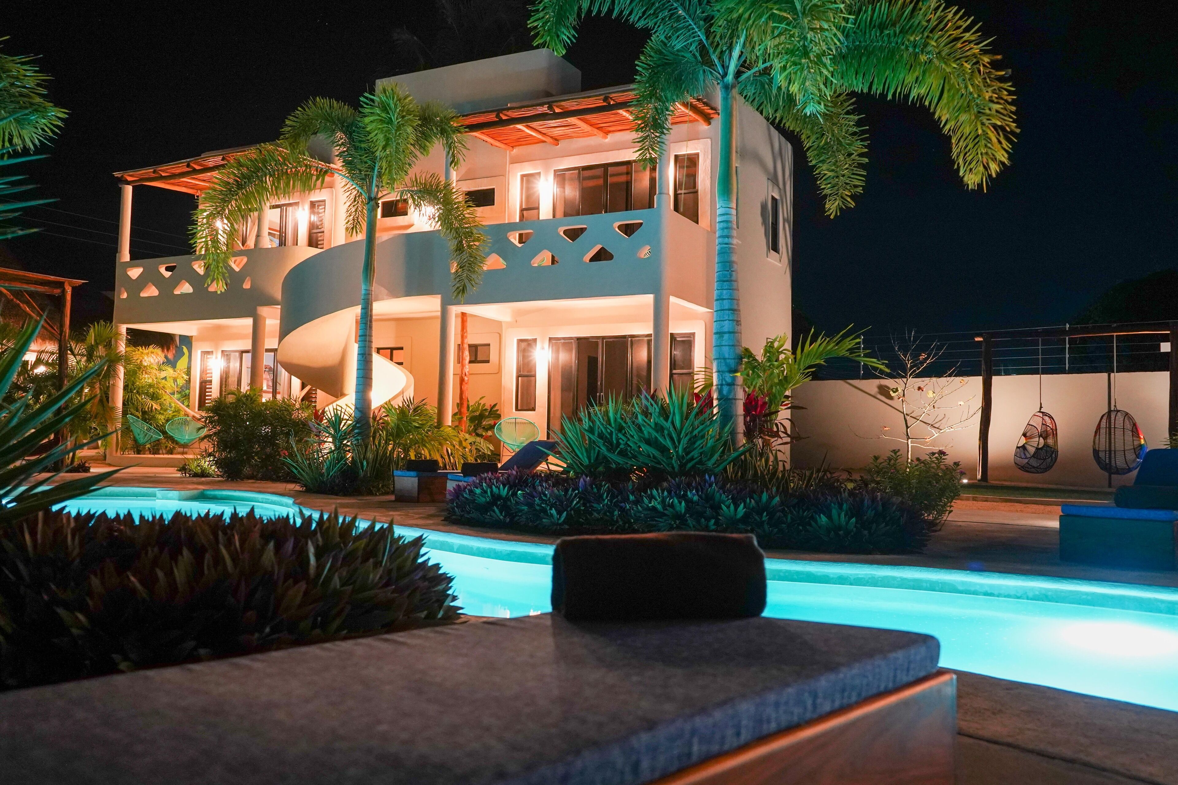 Alberca al aire libre, acceso de 09:00 a 21:00, y camastros 