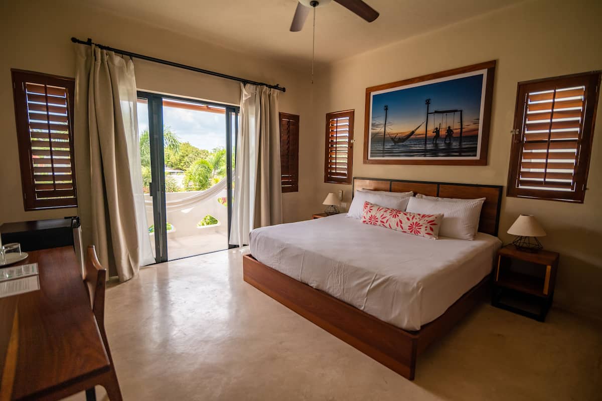 Kamer, 1 kingsize bed, uitzicht op zwembad | Luxe beddengoed, pillowtop-bedden, een kluis op de kamer, een bureau
