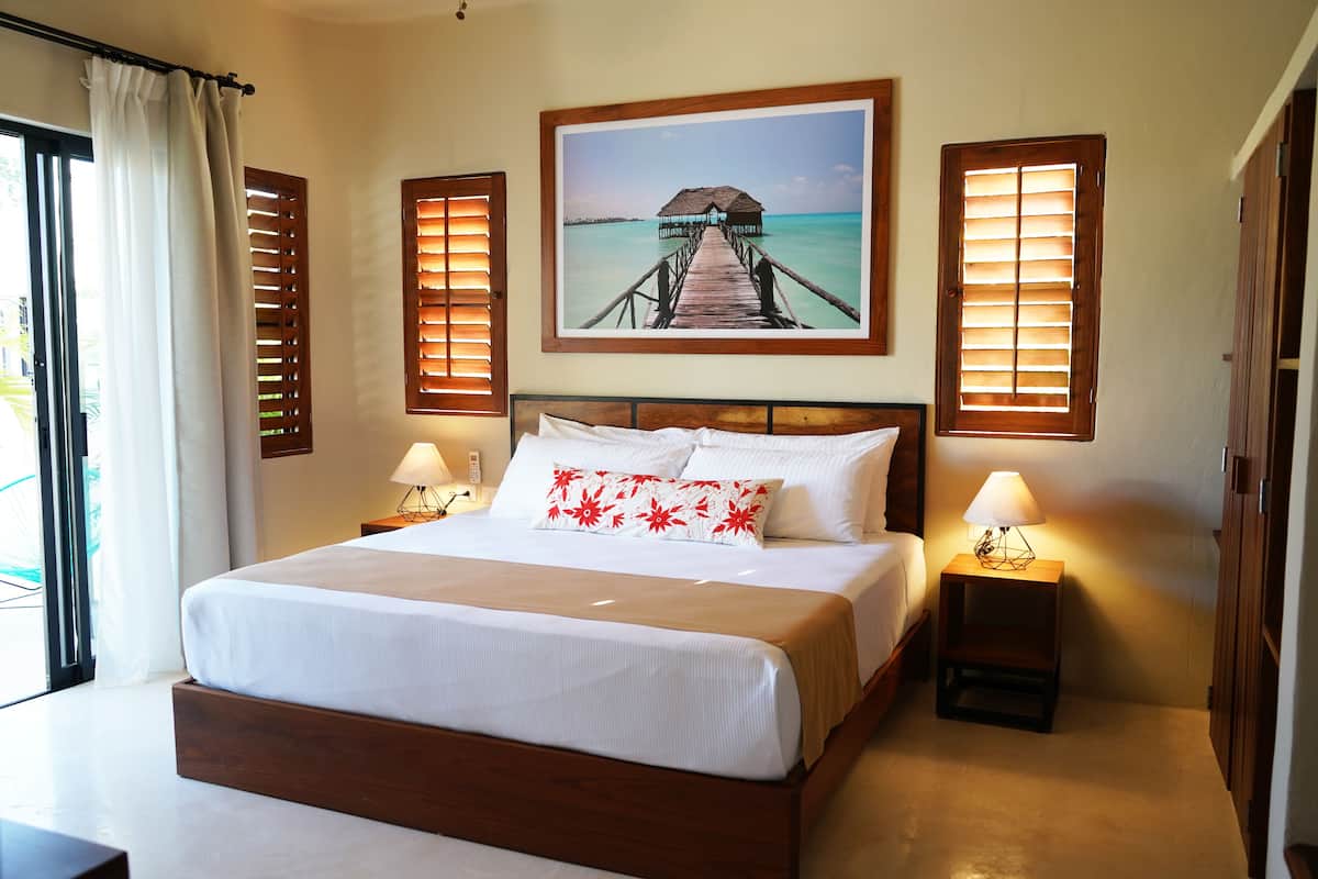 Kamer, 1 kingsize bed, uitzicht op zwembad | Luxe beddengoed, pillowtop-bedden, een kluis op de kamer, een bureau