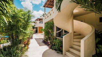 Ropa de cama de alta calidad y colchones con acolchado adicional