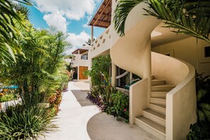 เครื่องนอนระดับพรีเมียม, เตียงพร้อมฟูกเสริมที่นอน, ตู้นิรภัยในห้องพัก