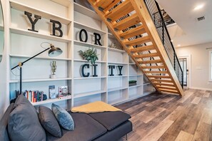 Una Smart TV, una pantalla de ordenador