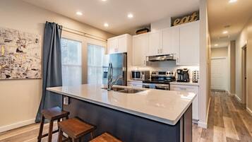 Réfrigérateur, four à micro-ondes, un four, surface de cuisson