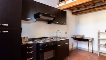 Fridge, oven, stovetop, coffee/tea maker
