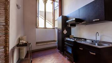 Kühlschrank, Ofen, Herdplatte, Wasserkocher mit Kaffee-/Teezubehör