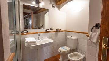 Badewanne, Haartrockner, Bidet, HandtĂŒcher